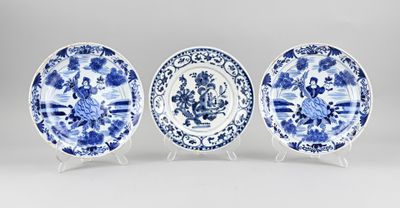 trois assiettes bleues et blanches ornées de motifs