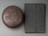 une petite boîte et une autre petite boîte posées sur une table