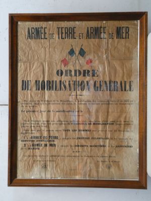 la photo d'un vieux journal accroché au mur