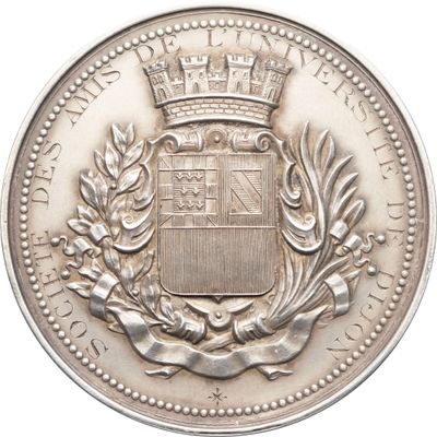 une vieille pièce d'argent surmontée d'une couronne