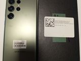 une image représentant une boîte contenant un téléphone, posée sur une table