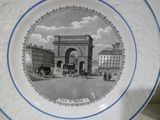 une assiette sur laquelle est représentée une porte