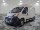 la camionnette blanche est garée sur le sol en damier d'une pièce