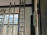 une échelle posée au milieu d'une pièce