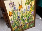 une photo d'un tableau représentant des fleurs posées sur une table