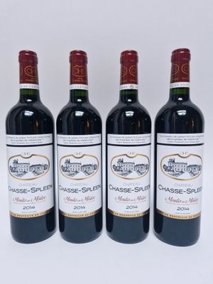 trois bouteilles de vin rouge sont alignées sur une surface blanche