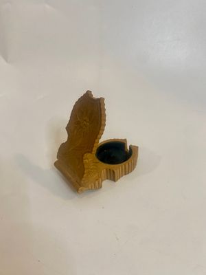 une petite boîte en bois contenant une tasse de café