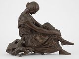 statue en bronze représentant une femme assise sur une chaise, les jambes croisées