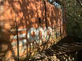 un wagon rouillé abandonné au bord de la route