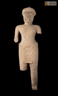 l'image d'une statue d'un homme avec un chapeau sur la tête