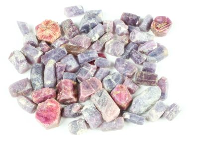 des roches violettes et blanches sur une surface blanche, sur une surface blanche