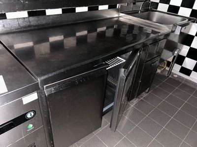 un mur à carreaux noirs et blancs dans la cuisine