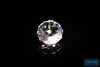 gros plan d'un diamant sur une surface noire
