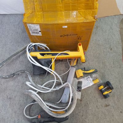une boîte jaune posée par terre à côté de quelques outils