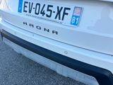 un gros plan d'une voiture blanche avec une plaque d'immatriculation