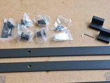 une photo d'une table sur laquelle sont posés divers éléments de quincaillerie