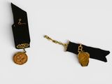 deux bijoux, à savoir une médaille et un porte-clés