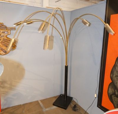 une photo d'une lampe posée sur un pied dans une pièce