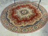 un tapis rond posé au sol dans une pièce
