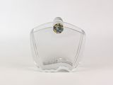 une bouteille en verre transparent avec un bouchon en verre coloré, sur fond blanc