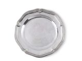 un gros plan d'une assiette en argent sur fond blanc