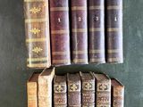 Plusieurs vieux livres sont alignés sur une surface verte