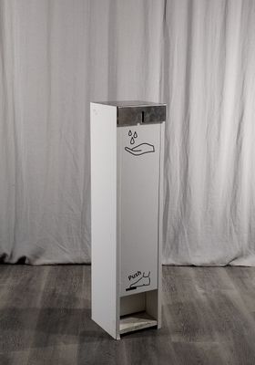 une photo d'un distributeur de papier toilette posé sur un parquet