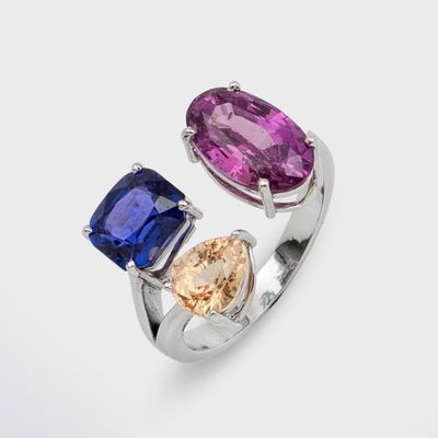 un gros plan d'une bague ornée de deux pierres de couleurs différentes