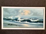 une peinture à l'huile représentant des vagues qui se brisent sur la plage, avec un ciel nuageux en arrière-plan