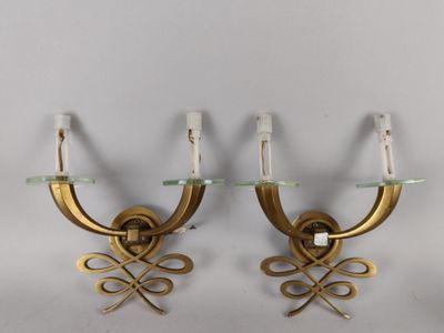 paire d'appliques murales en laiton avec des étagères en verre de chaque côté