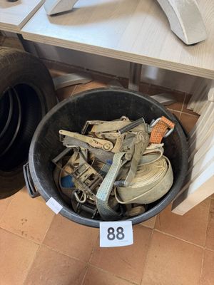 un seau noir rempli d'objets divers posé sur une table