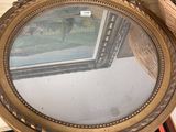 un miroir posé sur une table, à côté d'un panier rempli de bonbons