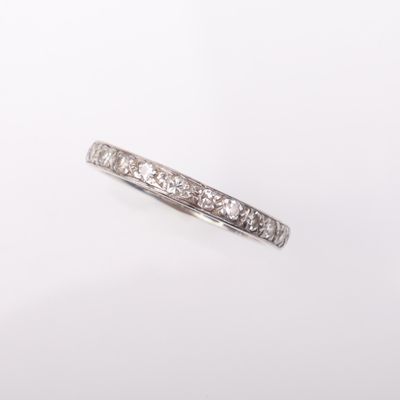 une bague en or blanc avec des diamants sur fond blanc
