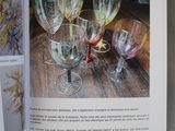 un livre sur lequel figure une illustration représentant des verres à vin