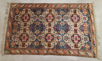 un tapis persan ancien à motifs géométriques et franges