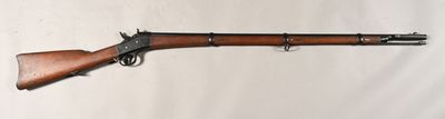 un vieux fusil accroché au mur, muni d'une crosse en bois
