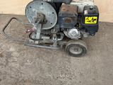 a machine that is sitting on the ground in front of a wall