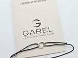 le bracelet est présenté sur une carte portant le nom de l'entreprise