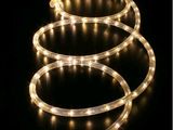 un gros plan sur une guirlande lumineuse sur fond noir