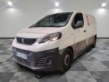 la photo d'une camionnette blanche garée dans un garage