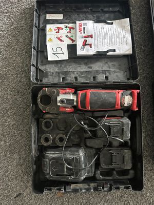 une mallette noire avec des outils à l'intérieur sur le sol