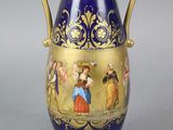 un vase bleu et or orné d'une peinture