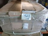 une grande pile de cartons posée sur une palette