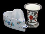 un vase et un porte-serviettes placés l'un à côté de l'autre
