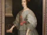 portrait d'une dame en robe grise tenant un panier de fleurs