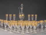de nombreux verres à vin et une carafe sur la table