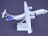 une maquette d'avion posée sur une table