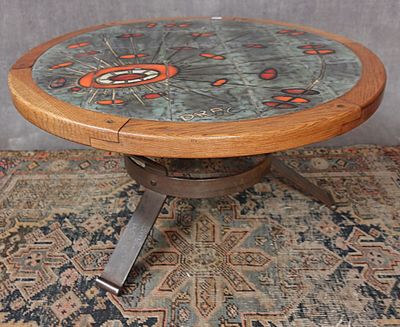 une table ronde posée sur un tapis, avec une horloge dessus