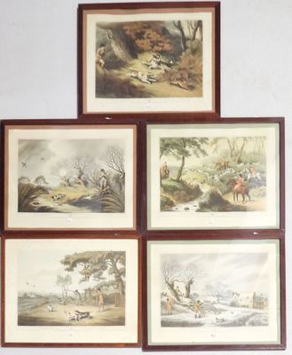 quatre gravures encadrées représentant des scènes de chasse, accrochées au mur d'une pièce