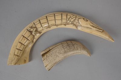 deux objets en ivoire sculpté posés sur une table